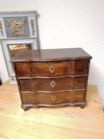 Small baroque chest of drawers in oak