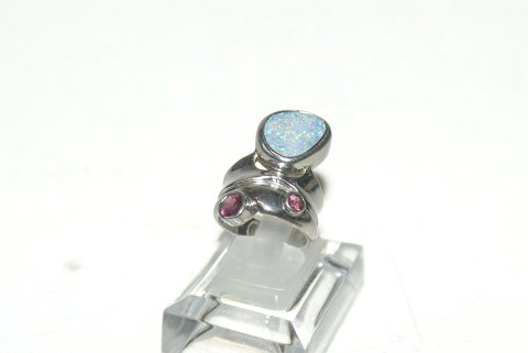 Elegant silver ring with opal and pink stones