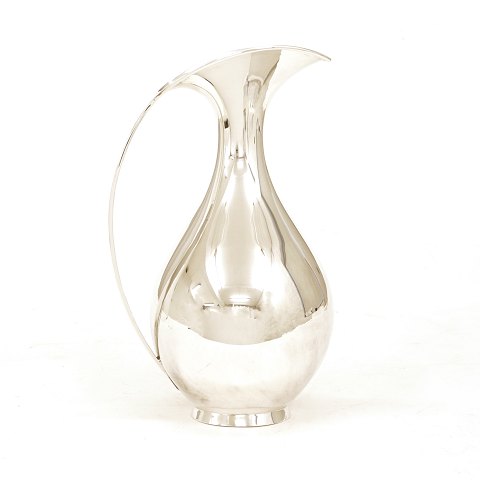 A Sterlingsilver pitcher designed by Kay Fisker 
for A. Michelsen, Copenhagen. Signed and dated 
1975. H: 24cm. W: 642gr