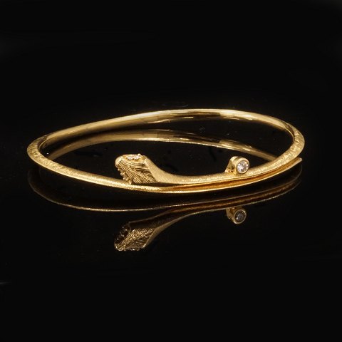 Ole Lynggaard, Copenhagen, ovaler "Snakes"-Armring 
aus 18kt Gold mit fünf Brillanten. Masse innen: 
5,9x4,8cm