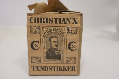 Christian X (CX) pakke med tændstikæsker
En sjælden pakke
Tekst: "Christian X Tændstikker" og "Hellerup og Glødefri Tændstikfabrik A/S - 
Imprægnerede - Parafinerede - Sikkerheds Tændstikker"