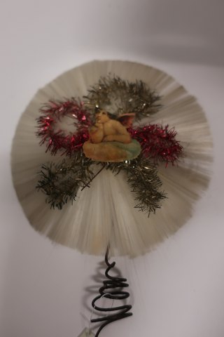 Denne gamle julepynt er lavet af englehår samt  glansbilleder/papir mv.
Se også vore andre julepynt fra samme periode