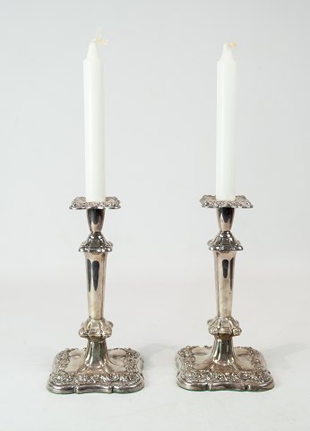 A set of silvered candlesticks, in great used condition from the 1920s.
5000m2 showroom.