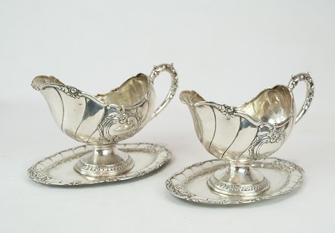 A pair of sauce boats of hallmarked silver.
5000m2 showroom.