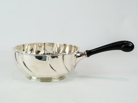 Saucepan of hallmarked silver with handle of ebony.
5000m2 showroom.