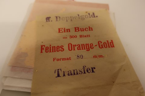Bladguld
Bladguld anvendes til forgyldning
Orange-Guld / Dobbelt-Guld (Doppel Gold)
Hæfter med flere blade
Mål 80 x 80 mm