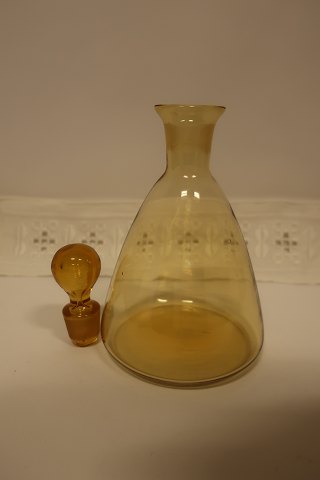 Karaffel, ravfarvet glas, med prop
H: ca. 21cm inkl. prop
Se venligst også de tilhørende små glas