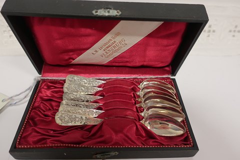 Teskeer af sølv i original æske med meget smukt mønster
Tretårnet sølv teskeer, 6 stk.
Stemplet: JACOBSEN
BEMÆRK: INTET SØLV I SHOWROOM