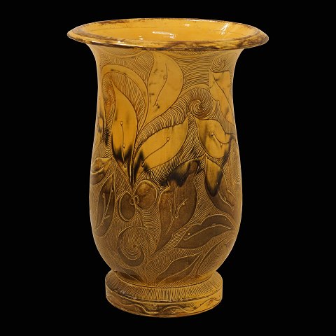 Grose Kähler Vase mit floraler Reliefdekoration. 
Signiert. H: 45cm