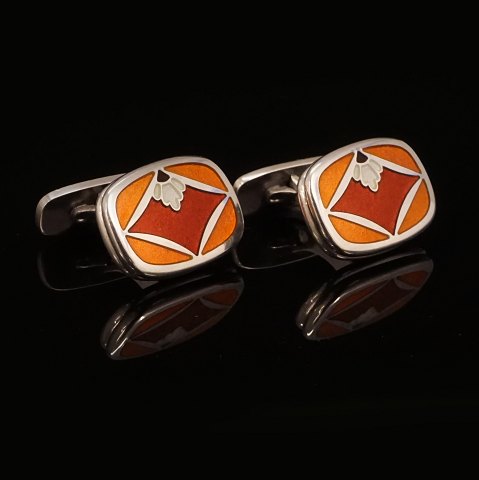 A pair of sterlingsilver and enamel cufflinks by 
Naja Salto for Georg Jensen. #602. Size: 1,6x2,2cm