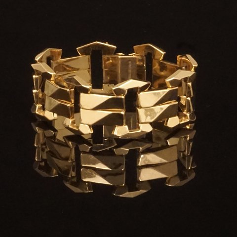 An 18kt gold bracelet. L: 20cm. W: 34,5gr