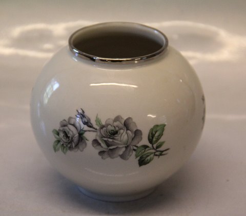 Sort Rose Kuglevase  10.5 x 12 cm
 Vallø KPM med Sort  Rose med grønneblade  og  sølvkant på Vallø