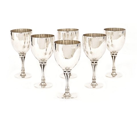 A set of 6 sterlingsilver wine goblets by Harald 
Nielsen for Georg Jensen. #532A. H: 12,5cm. W: 
766gr