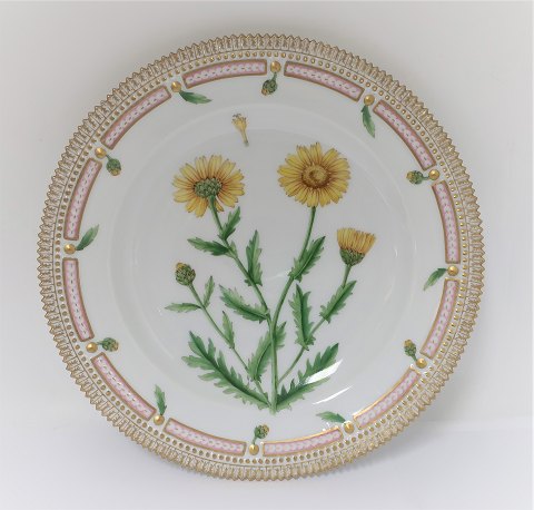 Royal Copenhagen Flora Danica. Dinner plate. Design # 3549. Diameter 25 cm. (1 
quality). Chrysanthemum segetum L