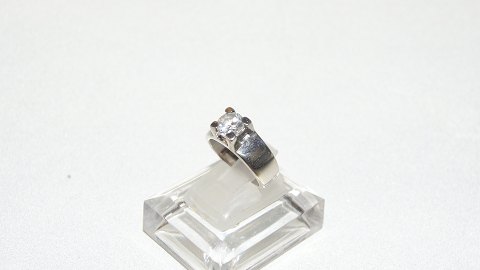 Elegant ladies ring with zikon in Silver