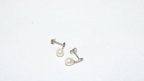 Elegant ørestikker med perle og zikoner i sølv
