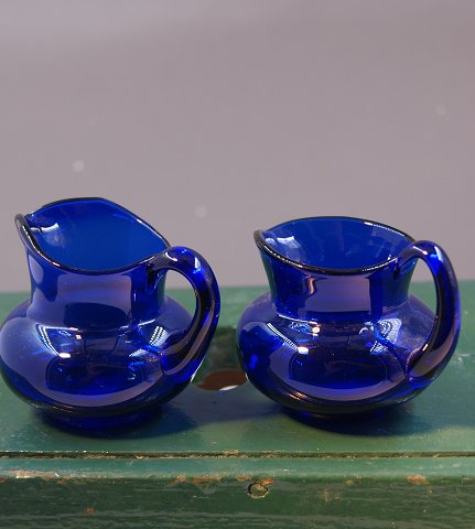 Holmegård kunstglas, par flødekander i mørkeblåt glas