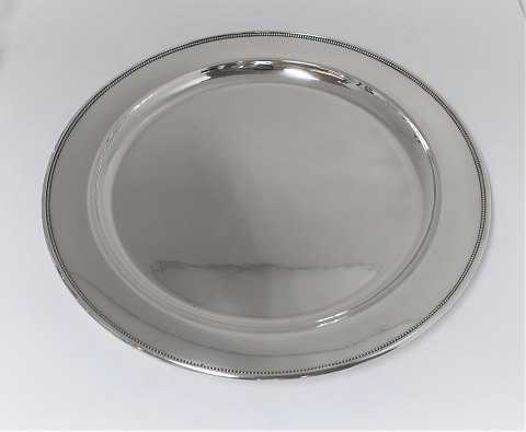 Georg Jensen. Large round silver dish (925) with pearl edge. Model 210C. 
Diameter 36 cm. Produced 1933 - 1945.