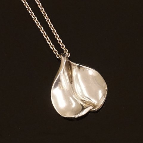 Hans Hansen Sterlingsilver pendant with a 
sterlingsiver necklace. L: 68cm. Pendant: 
5,5x4,6cm