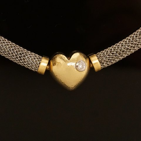 A Ole Lynggaard, Copenhagen, heart clasp of 14kt 
gold with a diamond. Size: 1,7x1,7cm