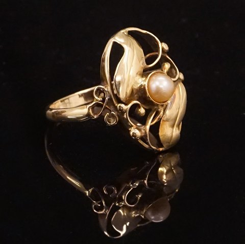14 kt gold Art Nouveau Ring with pearl. Ringsize: 
57