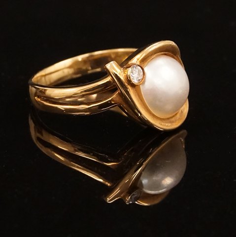 Per Borup, Denmark, 14kt gold ring with a pearl 
and diamond. Ringsize: 63