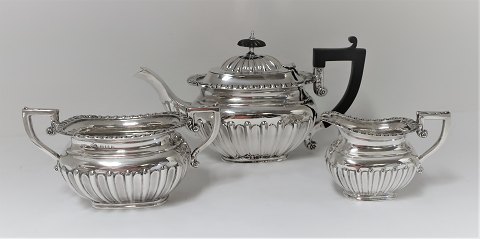 English tea service in sterling silver (925). Consisting of teapot, cream jug 
and sugar bowl. Produced Birmingham 1907.