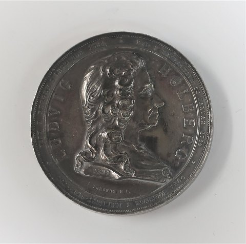 Erindringsmedalje. 200 året for Ludvig Holbergs fødsel. Sølvmedalje. Diameter 50 
mm. Produceret 1884.