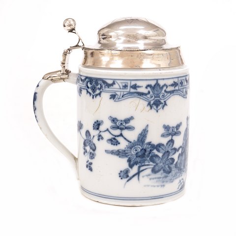 Blaudekorierter Meissen Deckelkrug mit 
Silberdeckel. Meissen um 1750. Signiert. H: 15cm