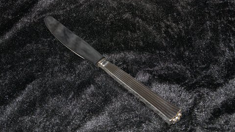 Dinner knife #Diplomat Sølvplet
Manufactured by Chr. Fogh, A.P. Berg, O.V. Mogensen.
Length 21.6 cm approx
