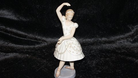 Bing & Grondahl Figure of #Colombine from the Tivoli Series.
Deck # 2355
Height 25.5 cm.
1st sorting