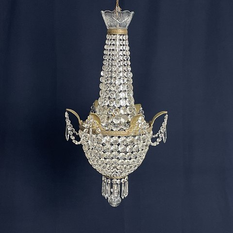 Fine chandelier with glass crown and garland