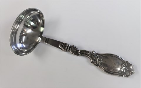 Silberner Soßenlöffel mit Stahl. Produziert 1951. Länge 18,5 cm