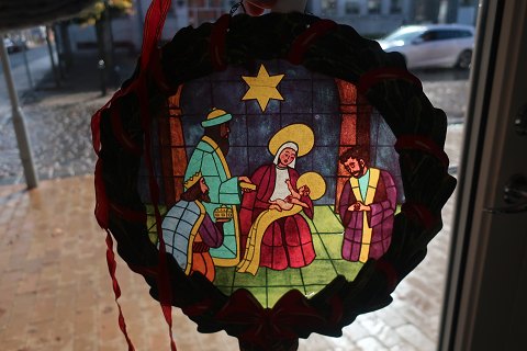Julepynt i farvet pergament og pap
Gammelt julepynt til at hænge i vinduet
Når pynten hænges i vinduet skinner lyset igennem
L: ca. 38cm
Meget flot stand