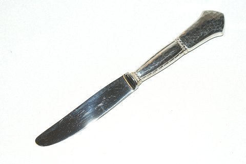 Breakfast knife, #Louise Sølvplet cutlery
Manufacturer: O.V. Mogensen and Fredericia Silver
Length 17.5 cm.