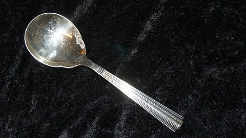 Serving spoon #Margit Sølvplet
Length 20.5 cm.
