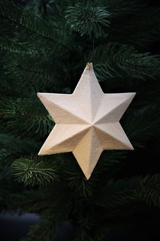 Gammel stjerne i pap med sølv glimmer til at hænge på juletræet.
Stjerne Dia.:19cm.