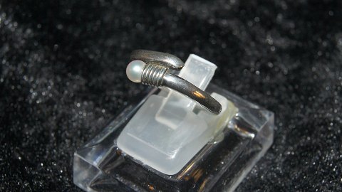 Elegant Ladies silver ring with pearl
stamped 925
Str 52