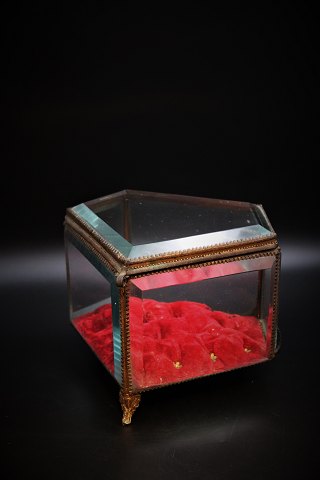 Stort 1800 tals fransk smykkeskrin i bronze , 5 kantet med facetslebne glas , 
rød velourpude i bunden.
H:16cm. B:20cm. D:18cm.