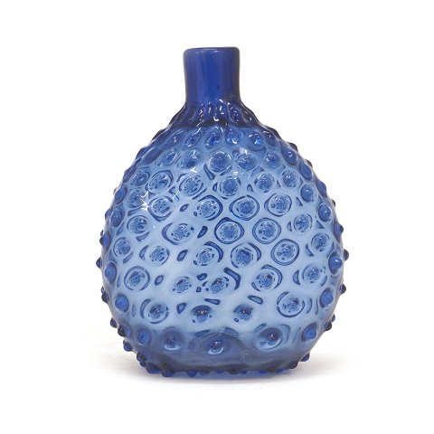 Kleine blaue Glasflasche. Conradsminde um 1855. H: 
12,6cm