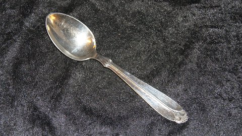 Dessert spoon / Breakfast spoon, #Rio Sølvplet cutlery
Producer: Københavns Skefabrik
Length 17.5 cm.