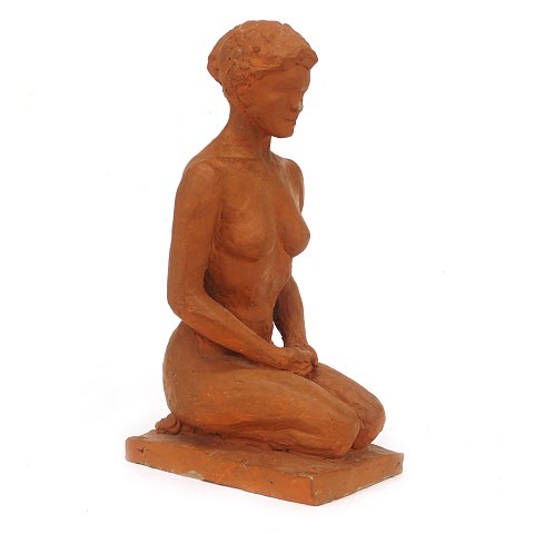 Sculpture of a kneeling woman. H: 40cm. B: 14cm. 
L: 22cm