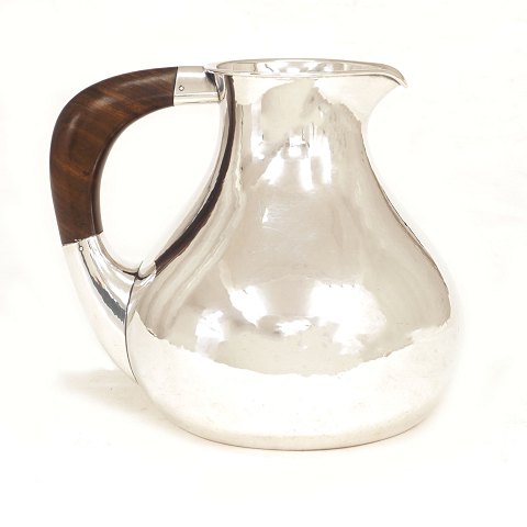 Hans Hansen sterlingsilver pitcher. Designed 1930. 
Signed and dated 1953. Guaiacium handle. H: 14cm. 
W: 551gr