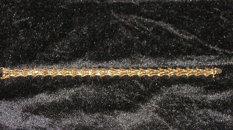 Elegant  Armbånd 14 karat Guld
Stemplet BH 585
Længde 18,8 Cm