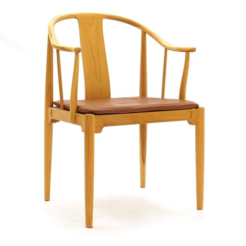 China Chair by Hans J.  Wegner, cherry and brown 
leather. Designed 1944. Manufactured by Fritz 
Hansen, Denmark, 1980s. H: 82cm. H s: 45cm