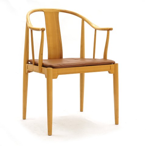 China Chair by Hans J.  Wegner, cherry and brown 
leather. Designed 1944. Manufactured by Fritz 
Hansen, Denmark, 1980s. H: 82cm. H s: 45cm
