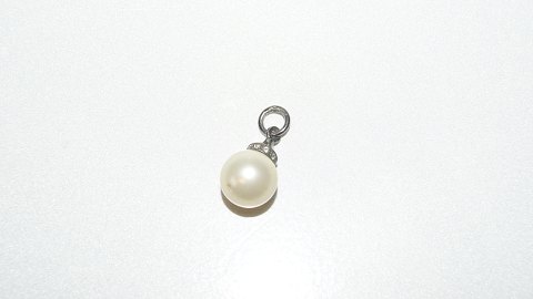 Pendant with white pearl
Height 2.2 cm
Nice and well maintained condition