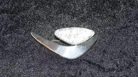 Brooch in Silver
Stamped V.P 830S
Measures 4.8 cm in length
Nice and well maintained condition