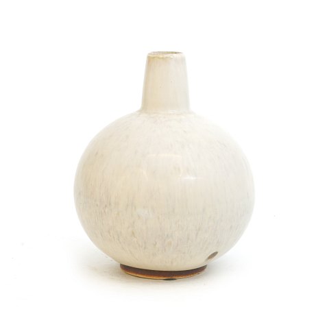 Light beige glazed Saxbo stoneware vase. Signed 
Saxbo 7. H: 14cm