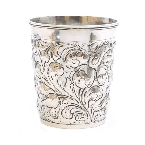 Mid 18th century Danish silver cup by G. Hass, 
Copenhagen, dated 1762. H: 10,6cm. W: 222gr
